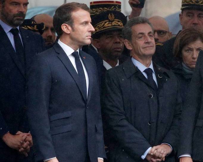 Эмманюэль Макрон и Николя Саркози. Обложка ТАСС / AP Photo / Francois Mori