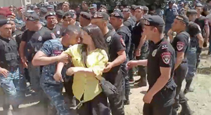 Полицейский оттаскал за волосы девушку на акции протеста в Ереване