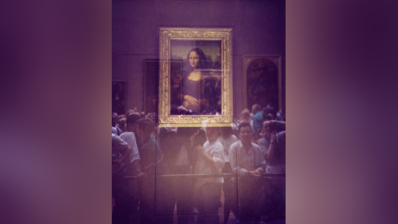 "Мона Лиза" за пуленепробиваемым стеклом в Лувре и толпящиеся рядом посетители музея. Фото © Wikipedia