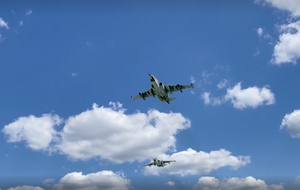 Минобороны показало удары Су-25 ракетами "Тулумбас" по позициям и технике ВСУ