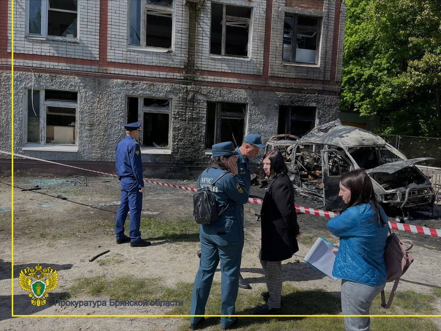 <p>Место взрыва в машине около брянского вуза. Фото © Прокуратура Брянской области</p>