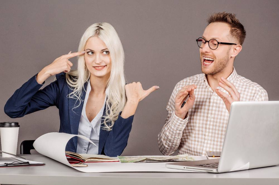 Используя сарказм в общении или деловой переписке, вы будто возвышаете себя над собеседником. Фото © Shutterstock