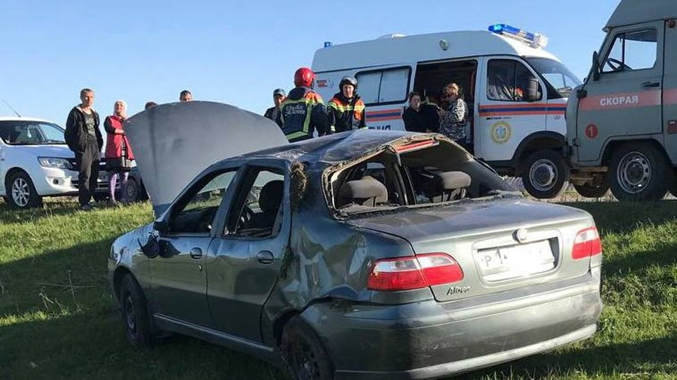 Семеро подростков перевернулись на машине под Саратовом, одна девочка погибла