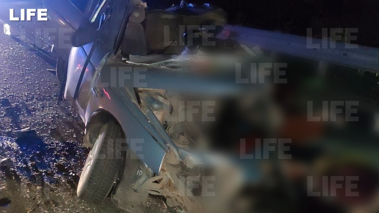 Последствия столкновения минивэна и легкового автомобиля в Ростовской области. Фото © LiFE
