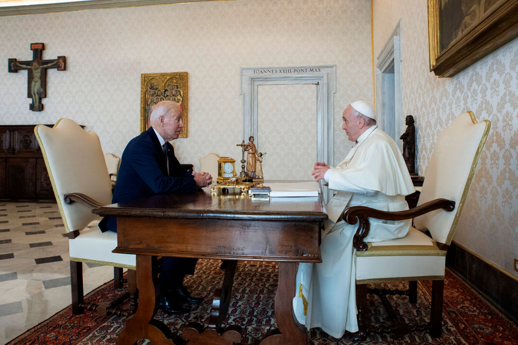 Папа римский Франциск во время встречи с президентом США Джо Байденом в Апостольском дворце 29 октября 2021 года в Ватикане. Фото © Getty Images / Vatican Media via Vatican Pool