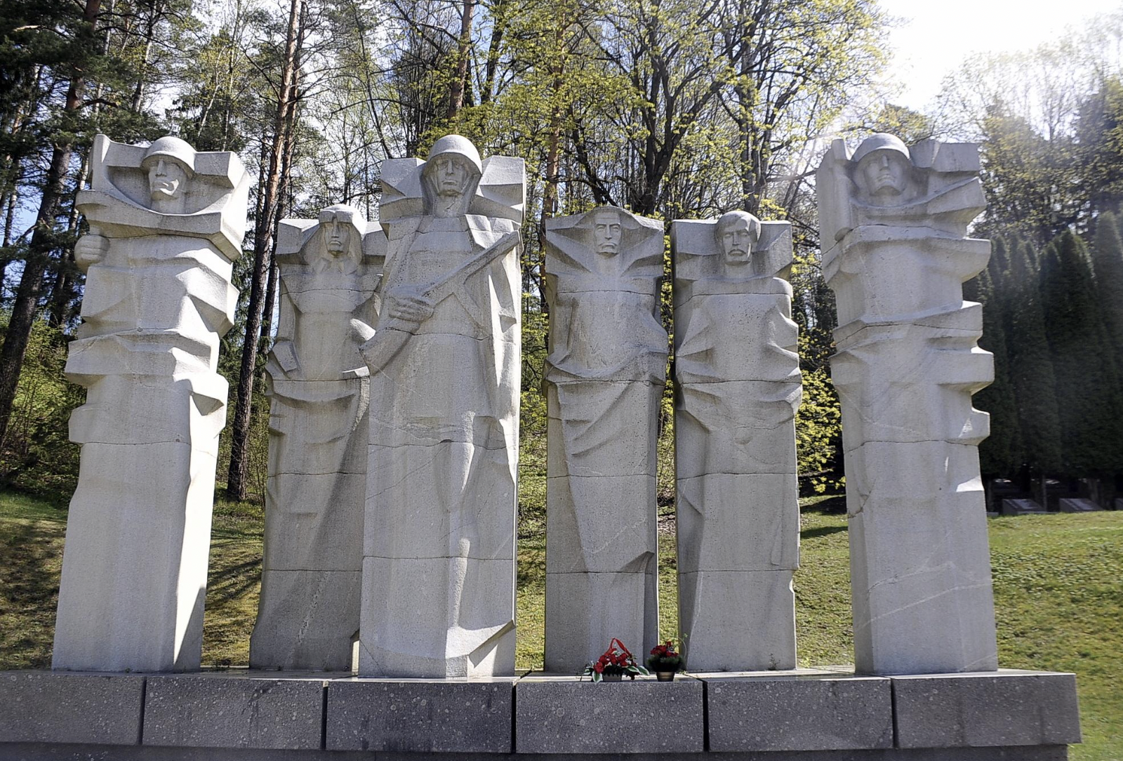 Мэр Вильнюса анонсировал снос скульптур с крупнейшего захоронения советских воинов в Литве