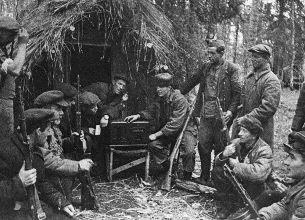 Партизаны одного из отрядов слушают радио во время Второй мировой войны. Фото © ТАСС / Сергей Лоскутов 