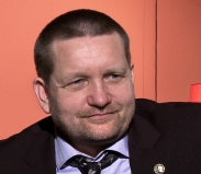 <p>Ракеты надо делать периодически заново, даже если старые вас устраивают. Это связано с тем, что ваши конструкторские бюро должны постоянно совершенствоваться. Их нужно держать в тонусе, для этого надо постоянно что-то делать новое. Потому что если они будут заниматься только модернизацией старого, то они быстро очень потеряют квалификацию</p>