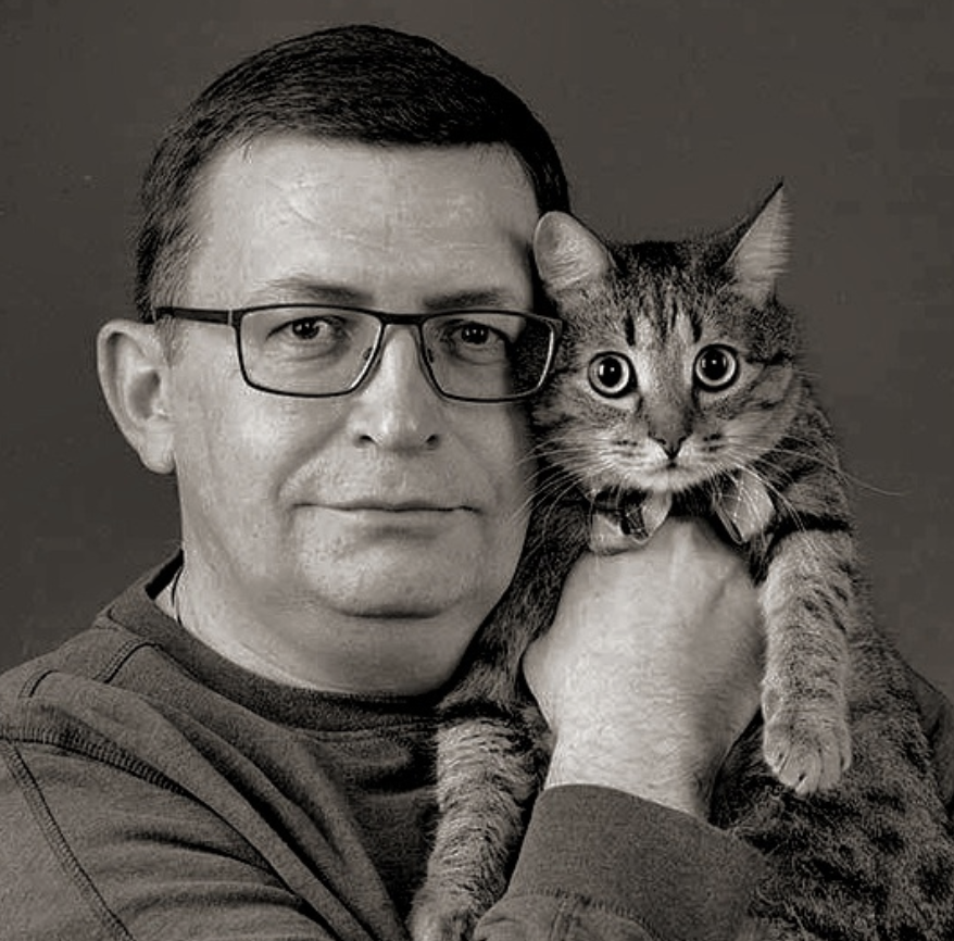 <p>Сейчас очень популярны советские ёлочные игрушки. Это огромный мир. Есть довоенные, дореволюционные игрушки, есть 50-х годов, есть редкие серии. Интерес к прошлому есть как среди людей, которые сами собирают, так и среди людей, которые ничего не собирают, но им хочется какой-то элемент старого быта: часы с кукушкой советские, бюсты, подсвечники, лампы советские, [популярны] комсомольская символика, портреты Сталина. Есть вымершие виды [коллекционирования] — календарики, спичечные этикетки</p>