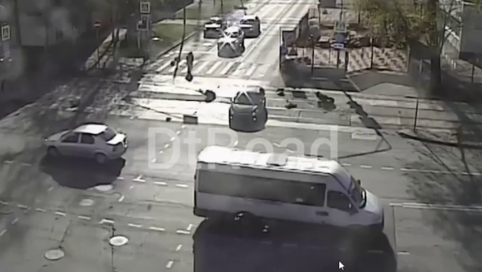 В Москве опаздывавший на работу водитель сбил на переходе женщину и ребёнка