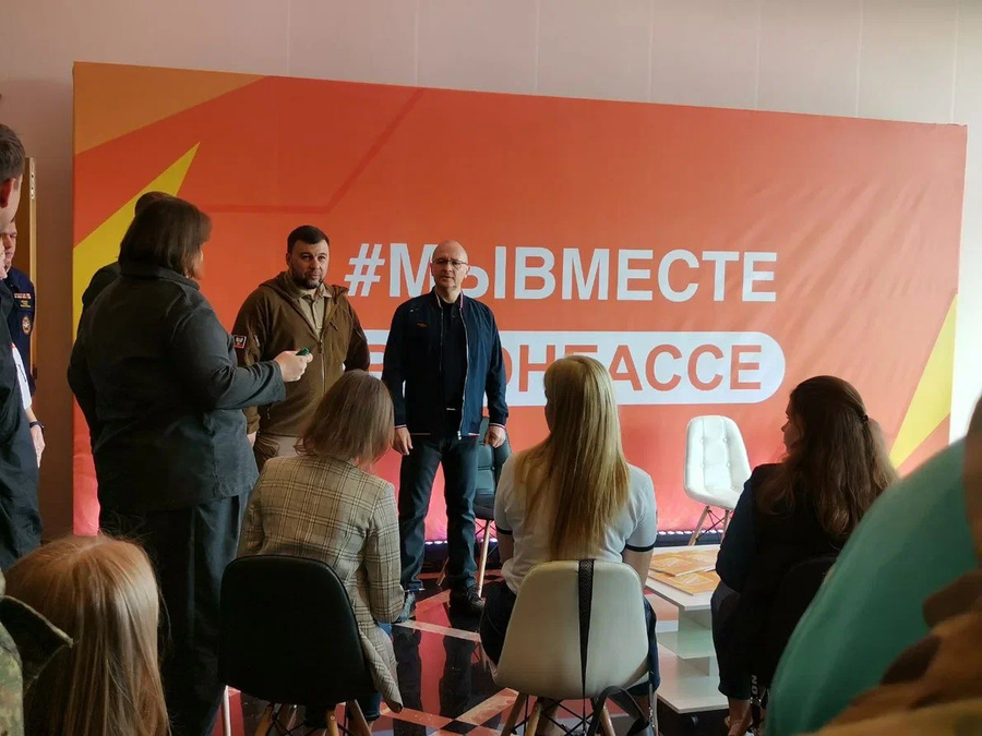 Денис Пушилин и Сергей Кириенко во время открытия штаба #МыВместе. Фото предоставлено Лайфу волонтёрами проекта