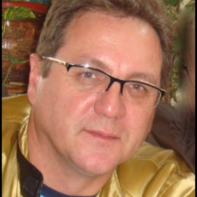 <p>Если сравнивать платья, которые выпускались на поток, или какие-то платья из ателье, которые шились на заказ по особым лекалам, есть предметы по 15–20 тысяч рублей. Шляпки ценятся в основном не 80-х годов, а 50–60-х, они могут доходить до 15–20 тысяч</p>