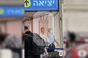 Анатолия Чубайса с супругой сняли в аэропорту Тель-Авива