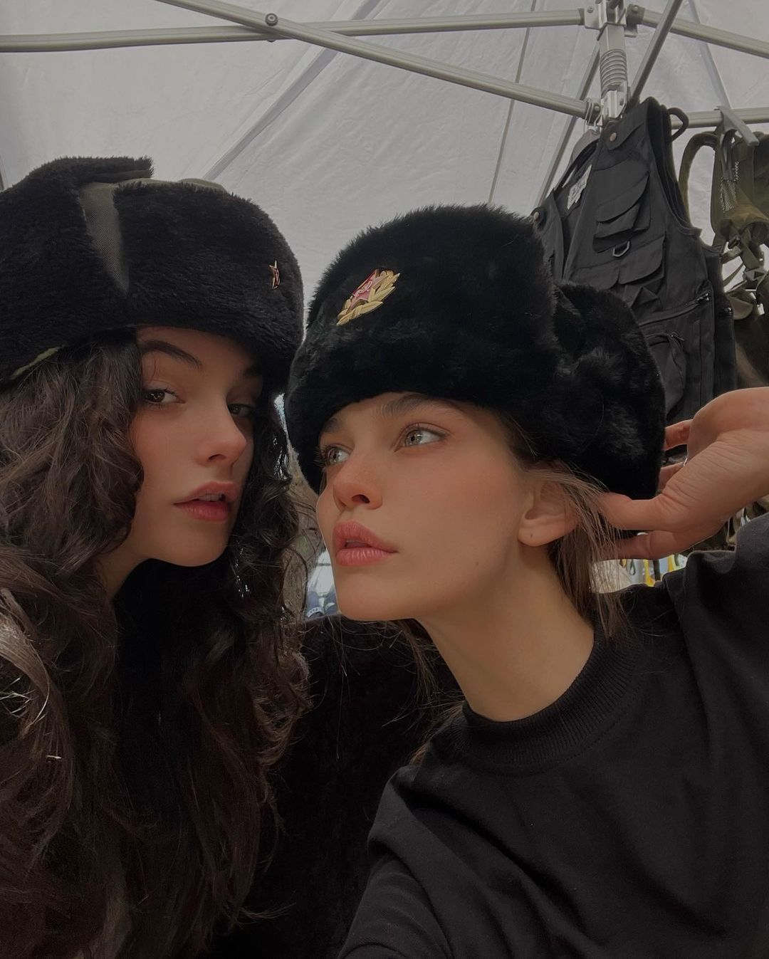 Дева Кассель с подругой. Фото © Instagram (запрещён на территории Российской Федерации) / emilybruni