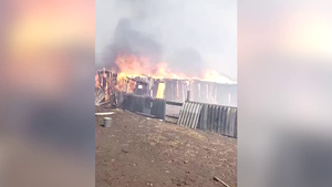 Опубликовано видео пожара в Омской области, где огонь с полей перекинулся на дома