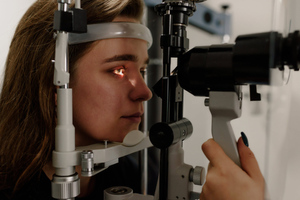 Подмосковные врачи спасли зрение женщине, залившей глаза марганцовкой