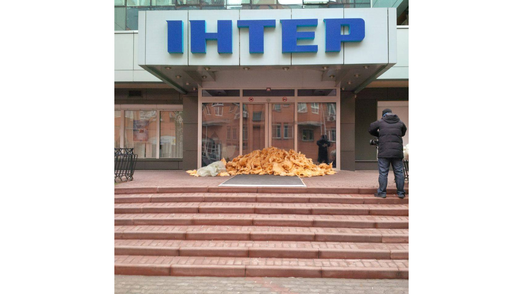 Националисты забросали вход в здание телекомпании стекловатой. Фото © VK / Alexey Seredyuk