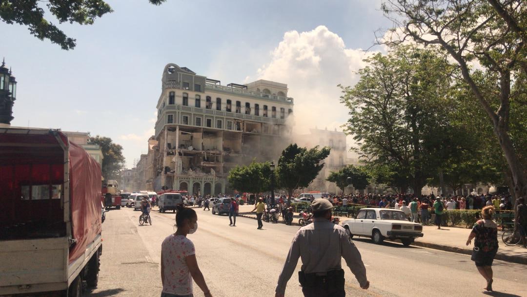 Отель "Саратога" после взрыва. Фото © Twitter / Nuestra América Segundo Paso