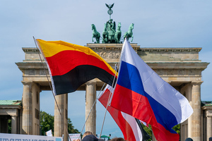 В Берлине сократили число флагов России на Дне Победы из-за "пугающего впечатления"