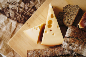 Диетолог Королёва заявила об опасности сыра при мигрени