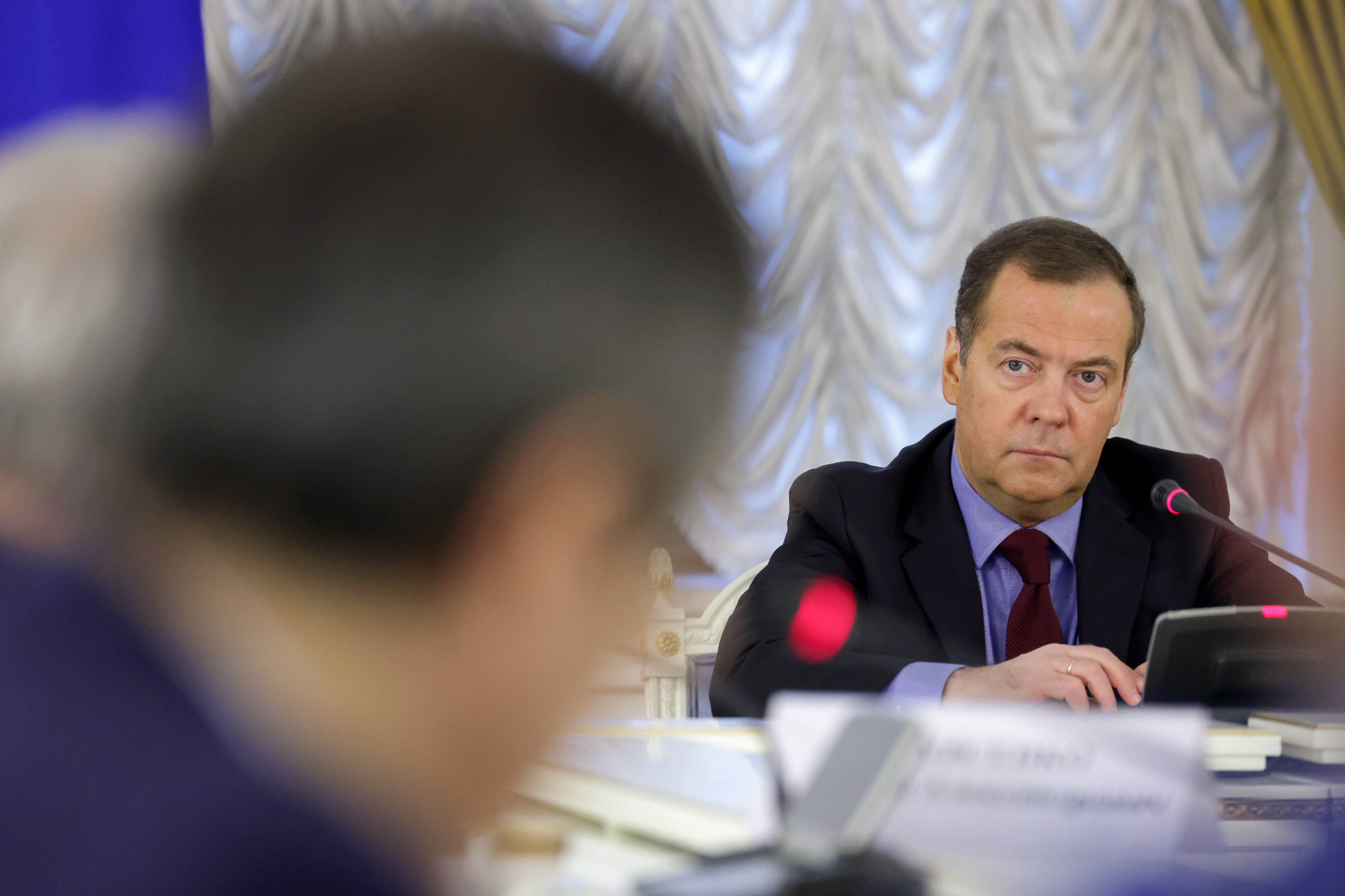 Медведев похвалил премьера Венгрии за мужество после отказа от эмбарго на российскую нефть
