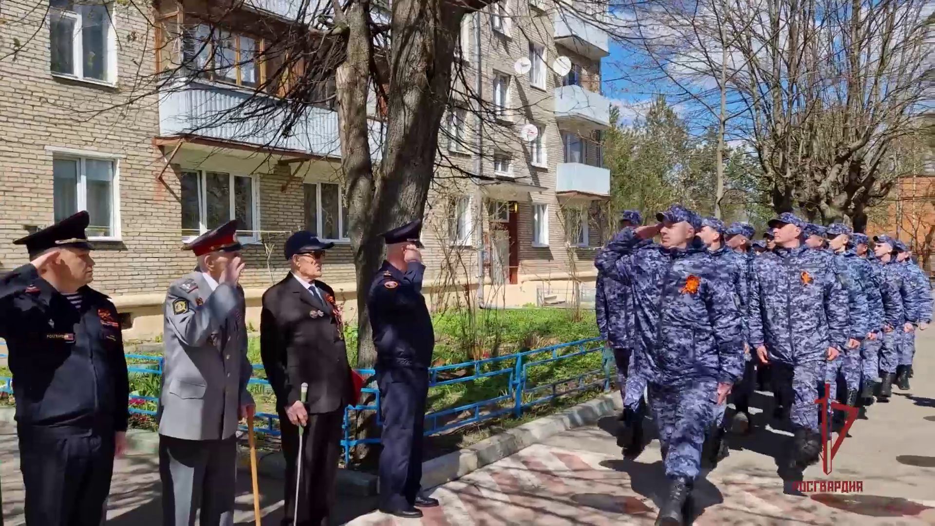 В Москве сотрудники Росгвардии поздравили ветеранов с наступающим Днём Победы