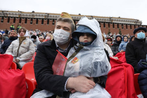 Вакцинолог Зверев призвал не болевших ковидом идти на парады Победы в масках