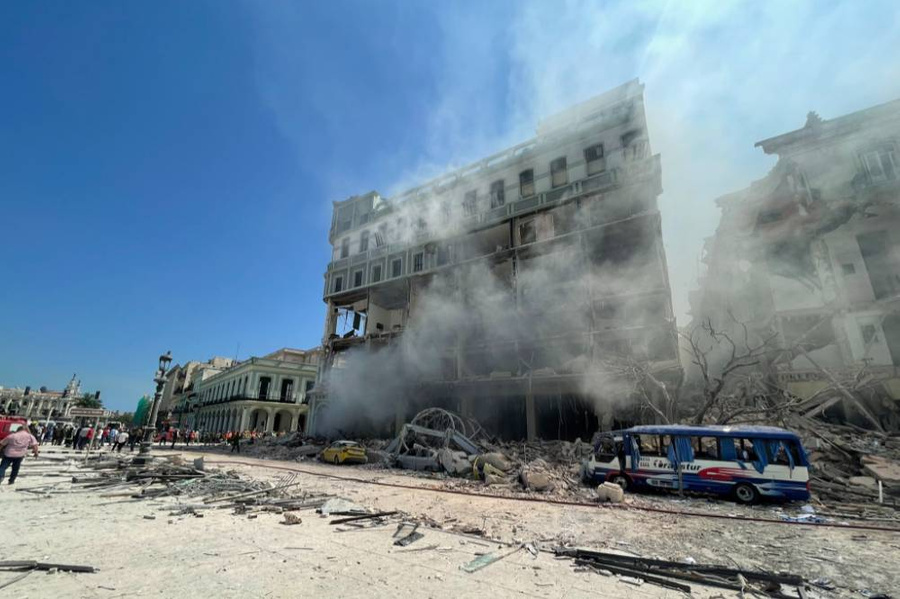 Последствия взрыва в отеле "Саратога" напротив гаванского Капитолия. Фото © Twitter / ShinjiTheCuban