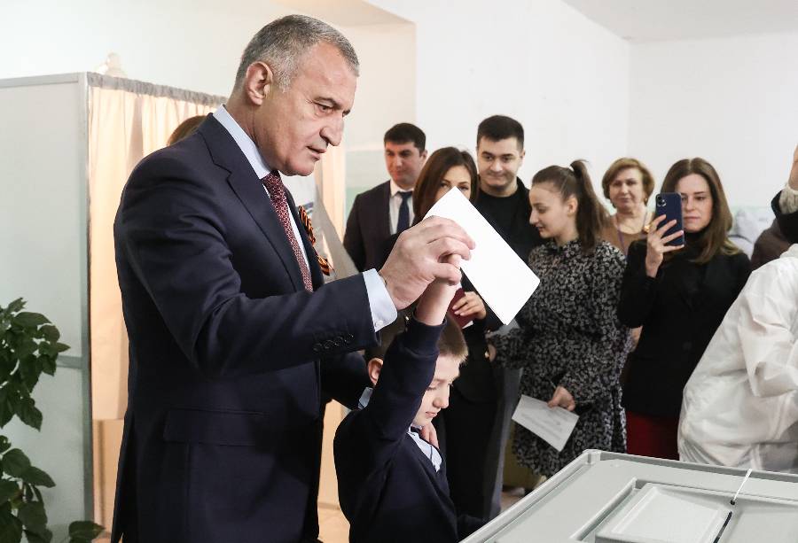 Бибилов признал поражение на выборах президента Южной Осетии
