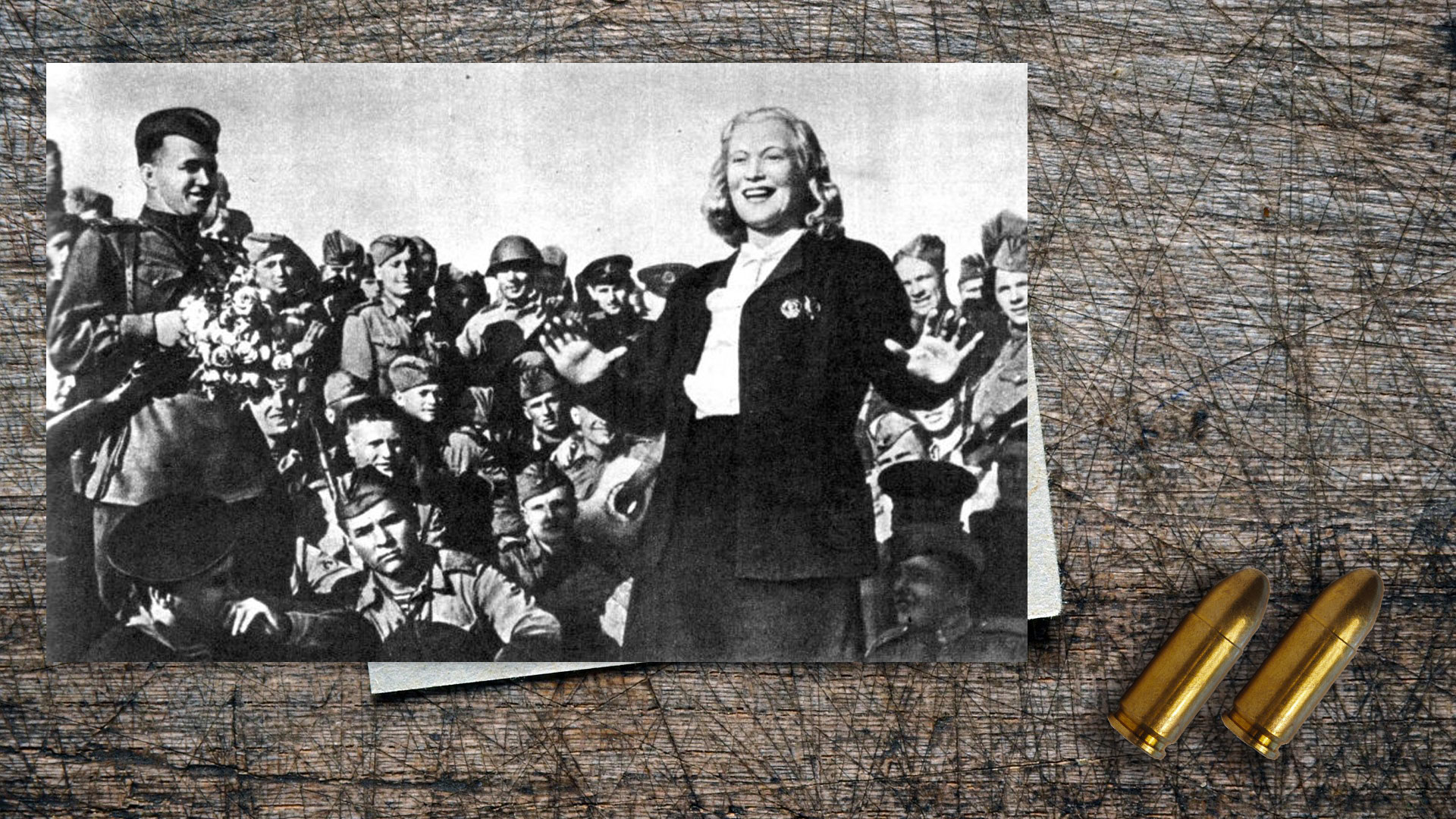 Любовь Орлова выступает перед советскими воинами. Коллаж © L!FE. Фото © Военный альбом