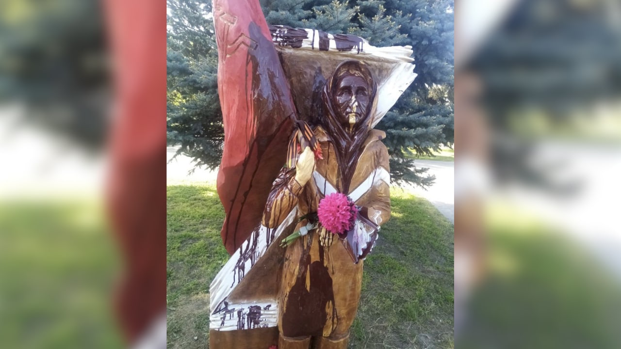 В ростовском Азове полиция ищет вандалов, обливших краской статую бабушки с флагом