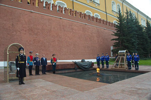 В Москве прошла церемония профилактики Вечного огня накануне Дня Победы