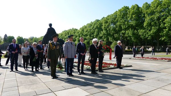 Посол РФ в Германии Нечаев возложил венок к советскому военному мемориалу