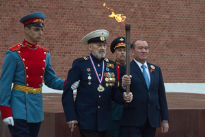 Ветеран ВОВ Николай Морозов с факелом. Фото © Предоставлено ОНФ