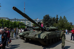 Выставка военной техники на Театральной площади Луганска. Фото © Предоставлено LIFE