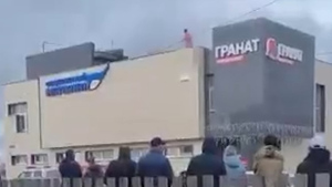 Голого мужчину сняли с крыши торгового центра на Сахалине