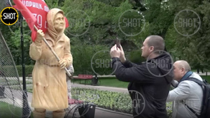 Скульптуру украинской бабушки со Знаменем Победы установили в Воронеже