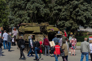 Выставка военной техники на Театральной площади Луганска. Фото © Предоставлено LIFE