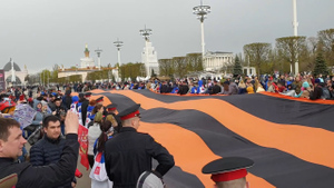 На ВДНХ растянули 366-метровую георгиевскую ленту в честь Дня Победы