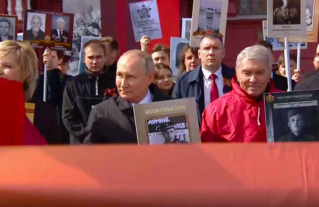 Путин с портретом отца возглавил шествие 