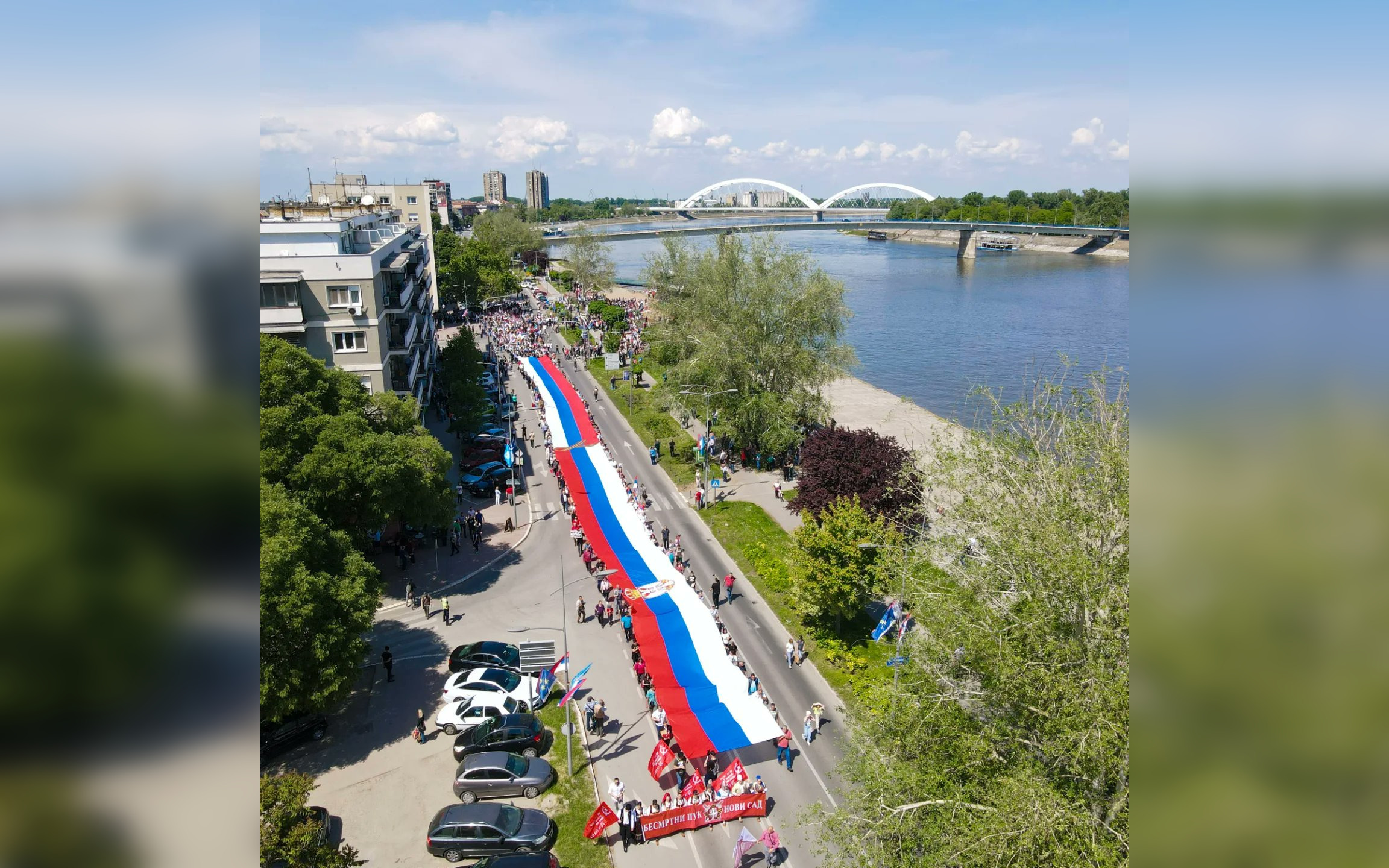 100-метровый флаг России и Сербии в городе Нови-Саде. Фото © Twitter / Alex