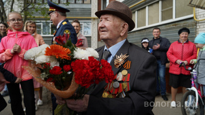 Поздравление ветерана в Вологде. Фото © "Вологда.рф"
