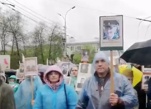 Отец погибшего на Украине военного из Рязани участвовал в "Бессмертном полку" с фото сына