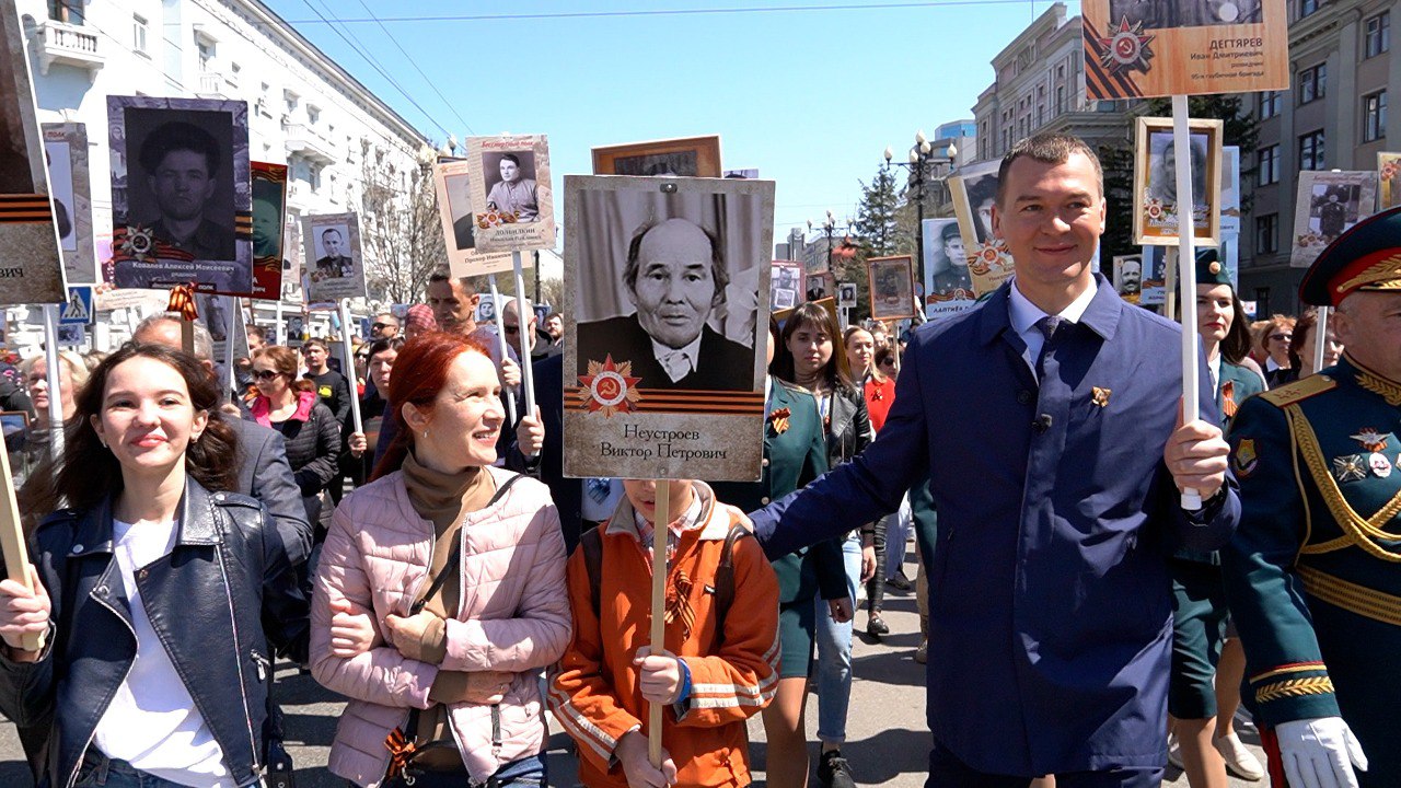 Участники "Бессмертного полка" в Хабаровске и глава региона Михаил Дегтярёв (справа). Фото предоставлено LIFE