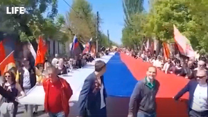 Участники "Бессмертного полка" в Бердянске развернули 77-метровый флаг России