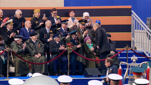 Путин прибыл на Парад Победы в Москве и пожал руки ветеранам