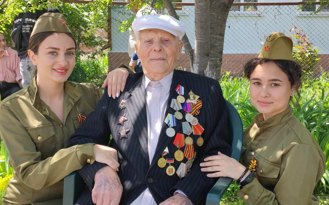 Поздравление ветерана в Кореновском районе. Фото © "Кореновские вести"