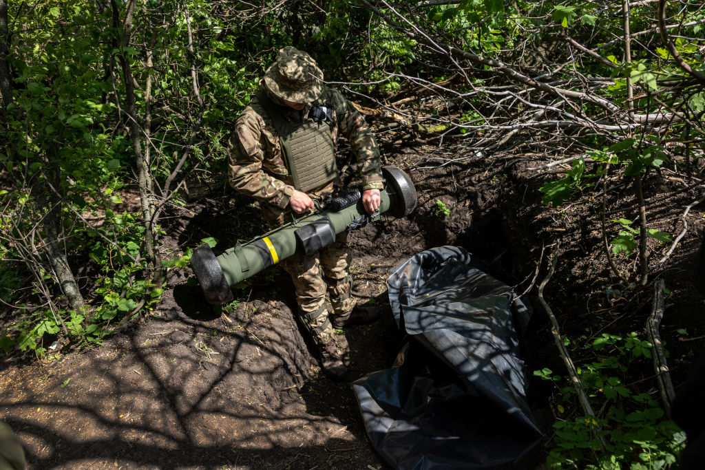 Солдат украинской армии устанавливает ракету Javelin. Фото © Getty Images / John Moore