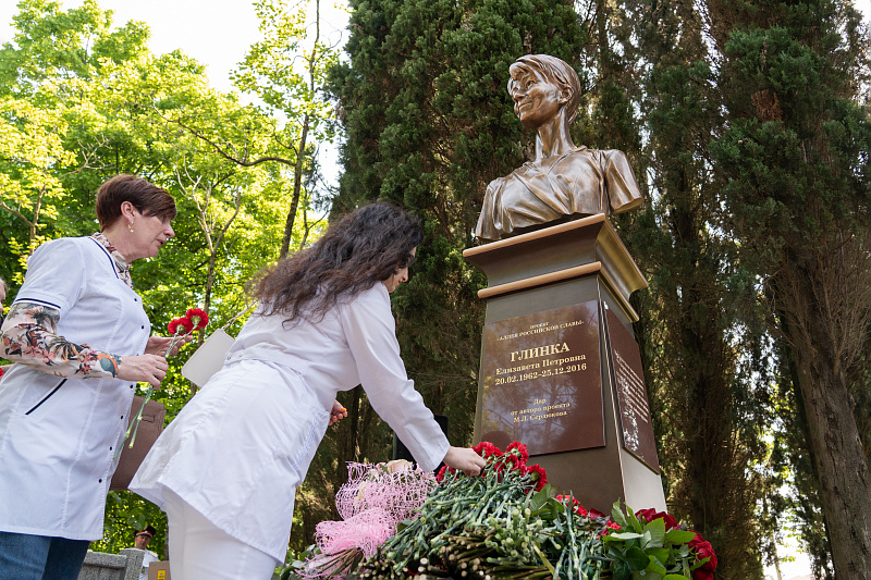 Торжественное открытие памятника Елизавете Глинке на набережной реки Мзымты. Фото © Пресс-служба города Сочи