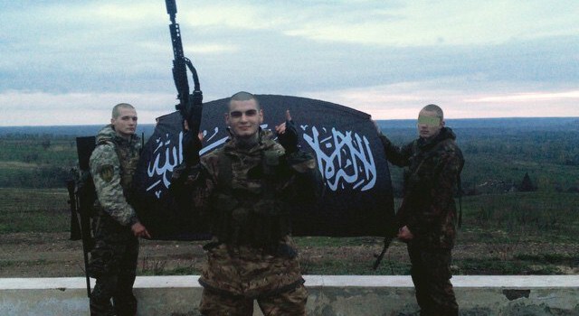 Моджахед на фоне флага ИГИЛ*. Фото © fishki.net